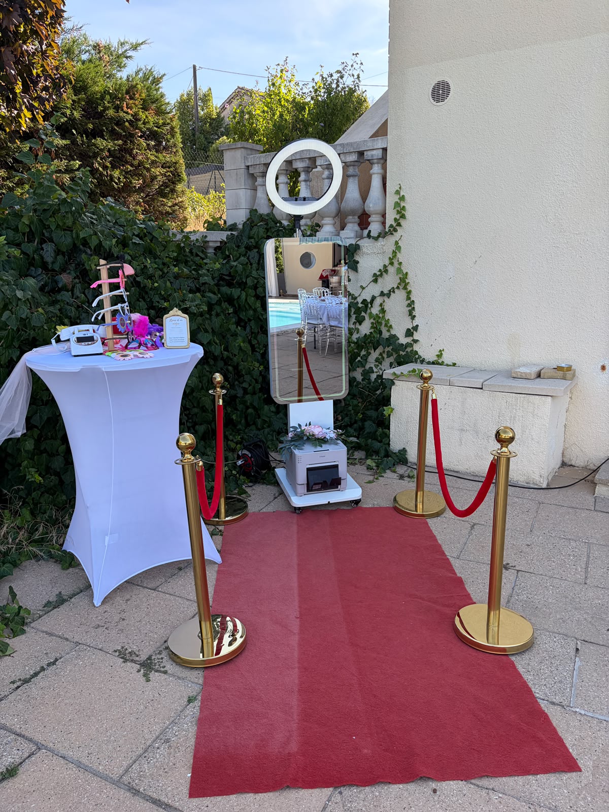 Installation photobooth dans un jardin pour une réception