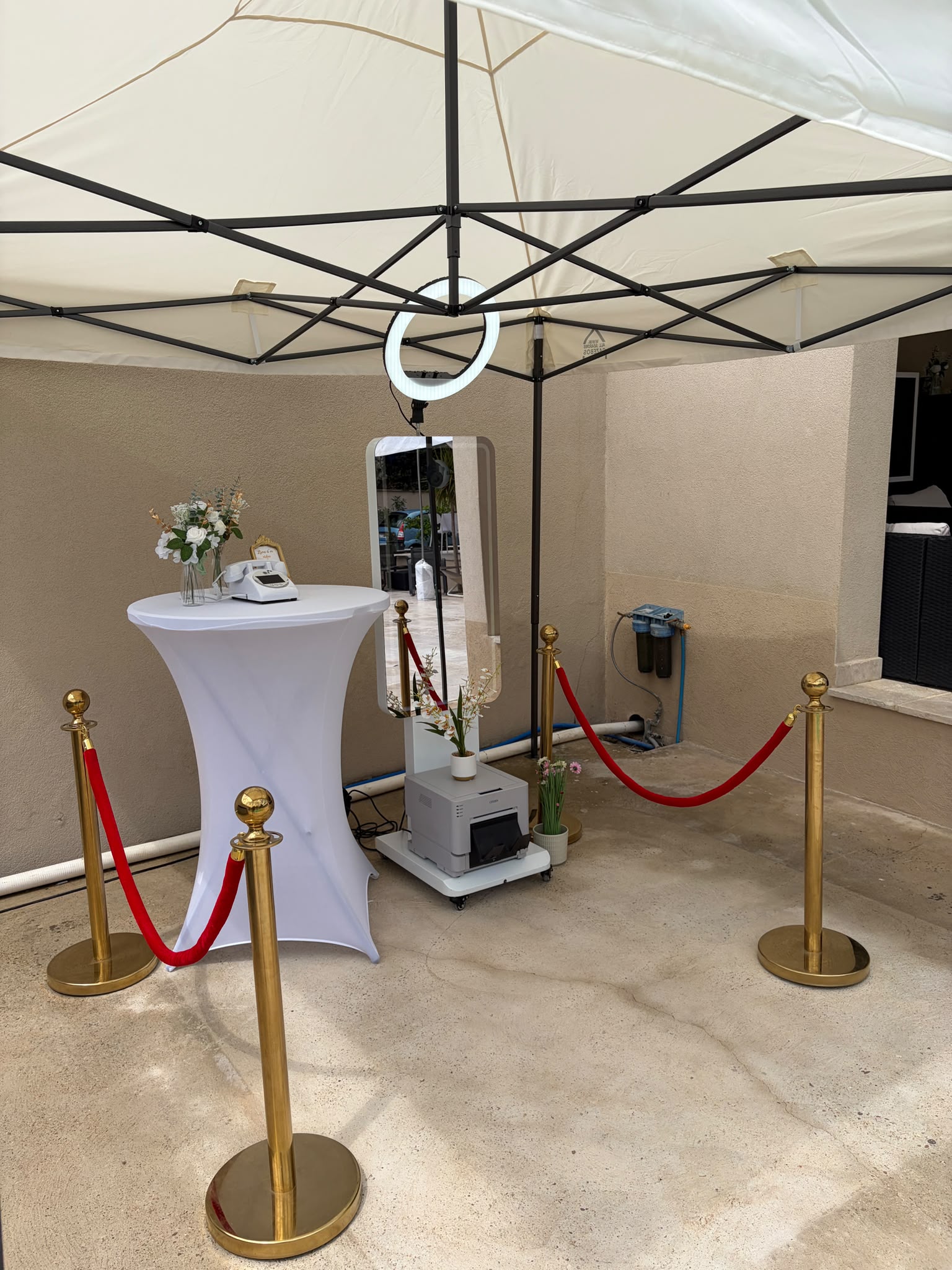 Setup photobooth sous tente pour un mariage en plein air