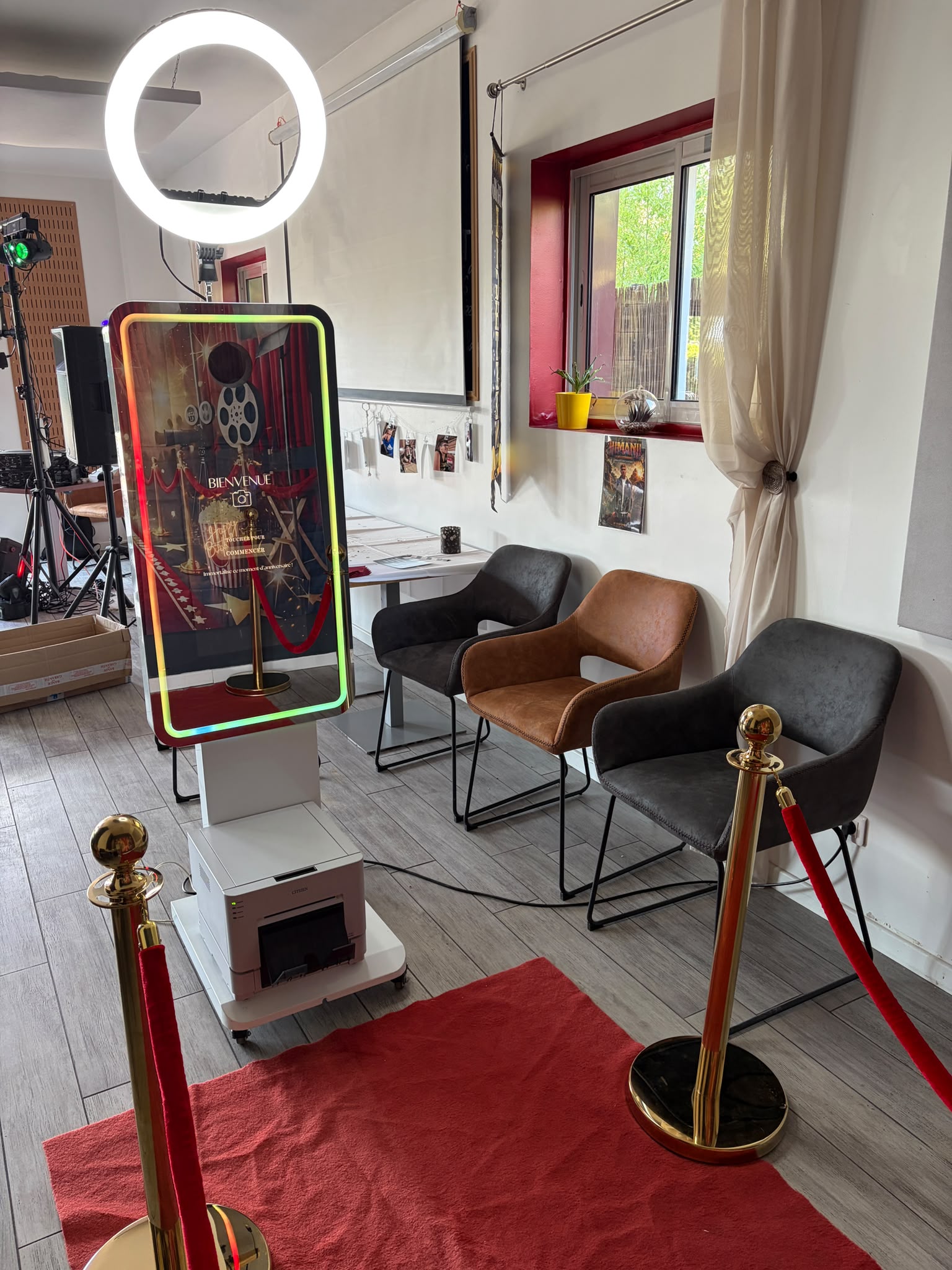 Photobooth en intérieur avec ring light coloré pour soirée
